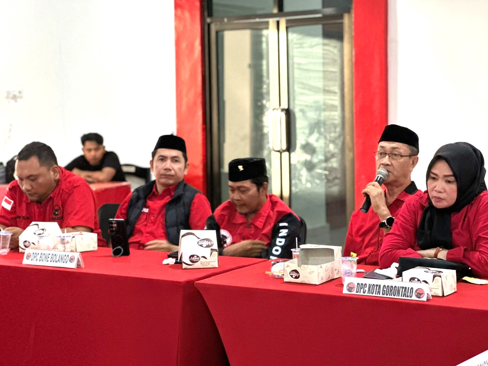 Ketua, sekretaris, bendahara DPC PDI Perjuangan Kabupaten Bone bolango hadiri rapat DPD diperluas. Minggu 14 Desember 2025/MppBonbol.id