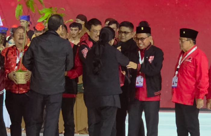 Ketua DPD PDI Perjuangan Provinsi Gorontalo La Ode Haimudin saat menerima Tas Siaga Bencana dan Bibit jaga pertiwi oleh Ketua Umum Hj. Megawaty Soekarno Putri di penutupan Rakernas 1 Partai/MPPbonbol.id